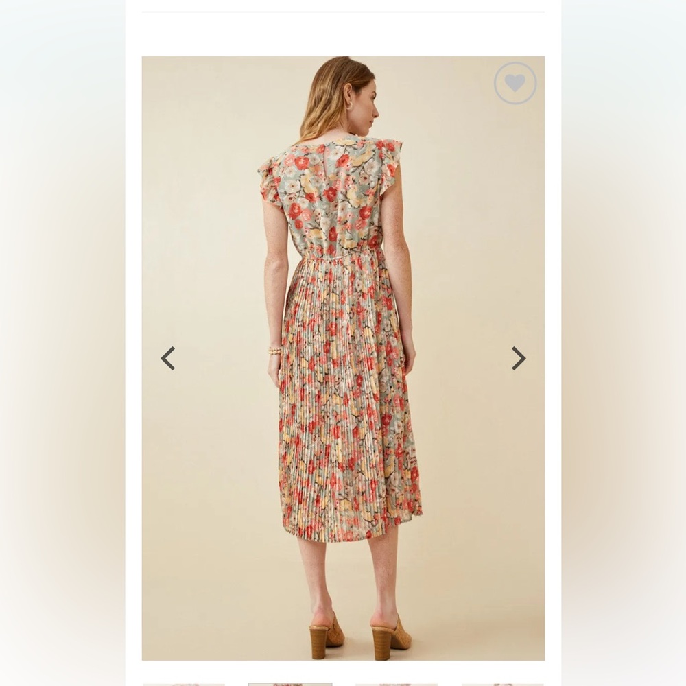 Floral dress with flutter sleeve and pleated skirt - Picture 4 of 9